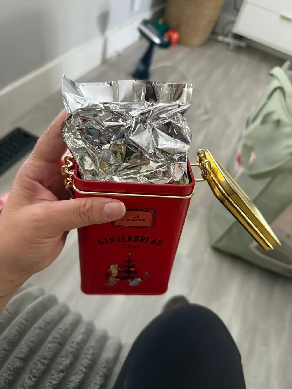 Charbrew Gingerbread Chai Tea Tin – Red